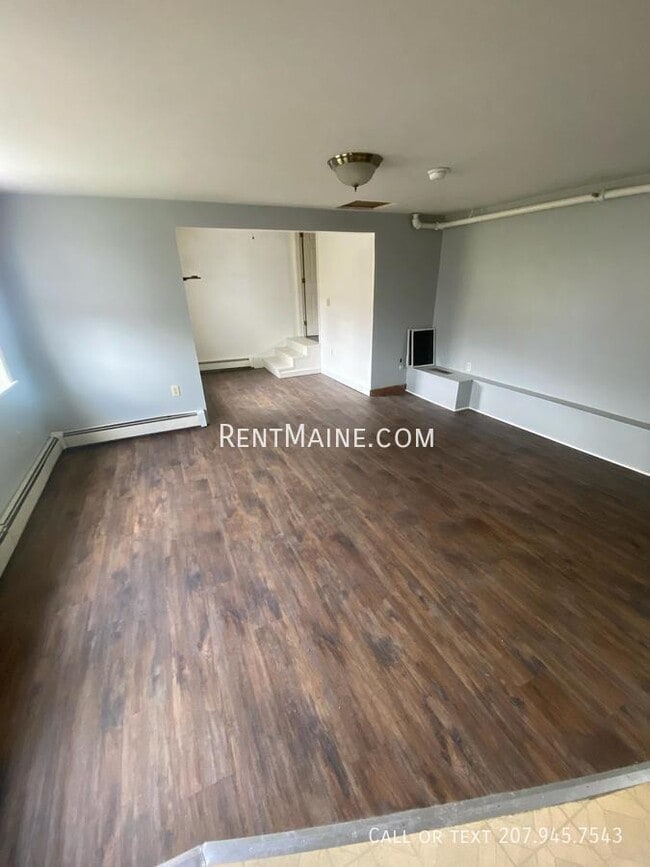 2412 Western Ave in Newburgh, ME - Foto de edificio - Building Photo