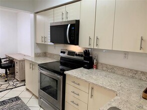 6061 Bahia Del Mar Cir in St. Petersburg, FL - Building Photo - Building Photo