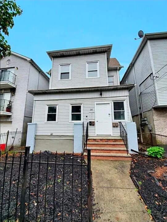 36 Yates Ave, Unit 2nd floor in Newark, NJ - Building Photo