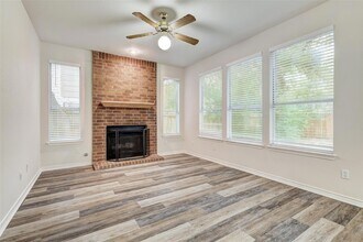 13220 Darwin Ln in Austin, TX - Foto de edificio - Building Photo