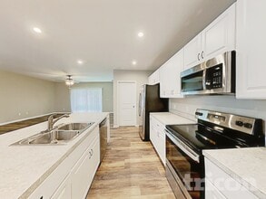 95 Prairie Falcon Dr in Groveland, FL - Foto de edificio - Building Photo