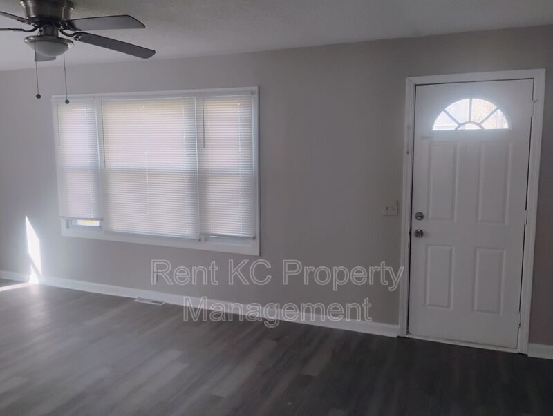 6021 N Topping Ave in Kansas City, MO - Building Photo