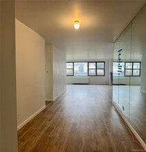 61-20 Grand Central Pkwy in Queens, NY - Foto de edificio - Building Photo