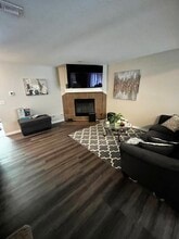 1821 NE Knollbrook St in Lee's Summit, MO - Foto de edificio - Building Photo