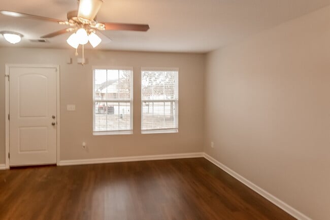 10060 Nolton Cir in Cordova, TN - Foto de edificio - Building Photo