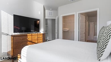 4902 Cosmos Cir, Unit 220 in Wimauma, FL - Foto de edificio - Building Photo
