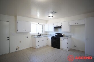 104A Warren Ave in Bakersfield, CA - Foto de edificio - Building Photo