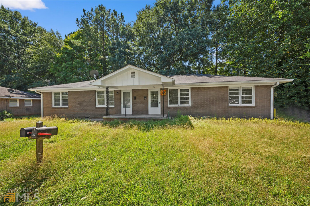 192 Opal Dr in Roswell, GA - Foto de edificio