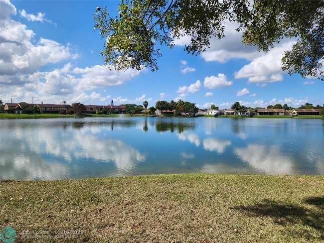 4613 NW 91st Ave in Sunrise, FL - Foto de edificio - Building Photo