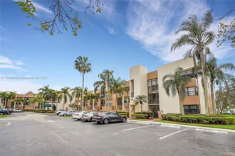 7250 Fairfax Dr in Tamarac, FL - Building Photo - Building Photo