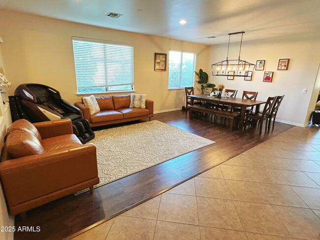 702 W San Carlos Way in Chandler, AZ - Foto de edificio - Building Photo