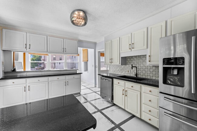 210 Raymond Rd, Unit 1 in West Hartford, CT - Foto de edificio - Building Photo