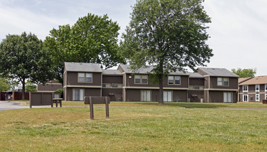 London Oaks in Portsmouth, VA - Foto de edificio - Building Photo