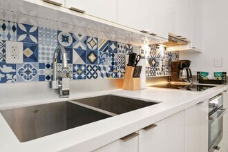250 Collins Ave in Miami Beach, FL - Foto de edificio - Building Photo
