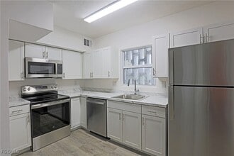 2590 First St in Ft. Myers, FL - Building Photo - Building Photo