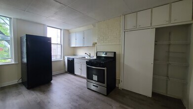 302 Summit Ave, Unit 2 in Jersey City, NJ - Building Photo - Building Photo