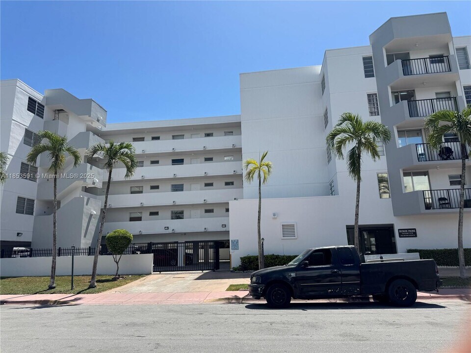 7921 Byron Ave in Miami Beach, FL - Building Photo
