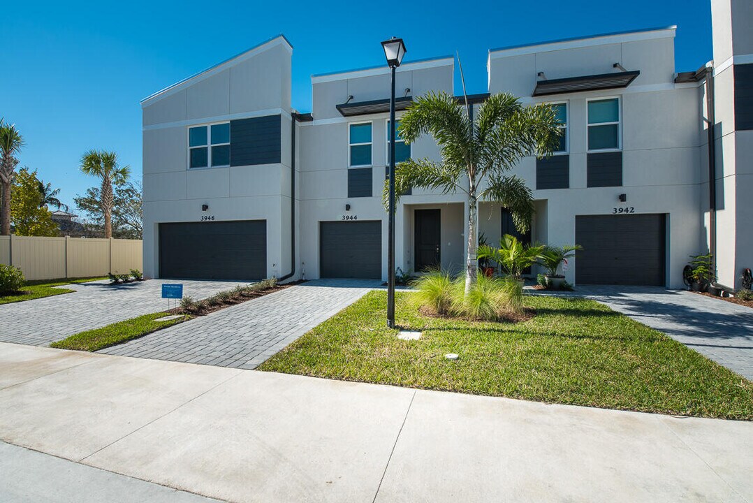 3944 SE Caladium Ct in Stuart, FL - Building Photo