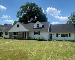 456 Sunset View Dr in Akron, OH - Building Photo