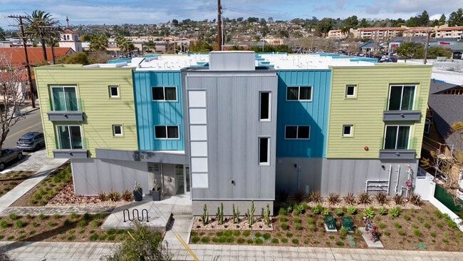 1704 Hornblend St in San Diego, CA - Foto de edificio - Building Photo