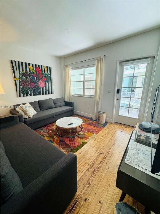 1755 Washington Ave in Miami Beach, FL - Building Photo