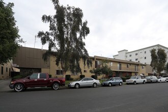 Manhattan Place in Los Angeles, CA - Foto de edificio - Building Photo