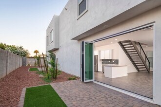 Luxana Apartments in Phoenix, AZ - Foto de edificio - Building Photo