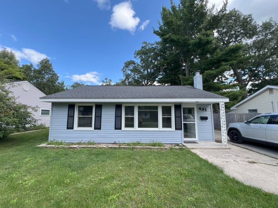 431 Cochlin St in Traverse City, MI - Building Photo