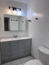 2616 NW 49th St in Fort Lauderdale, FL - Foto de edificio - Building Photo