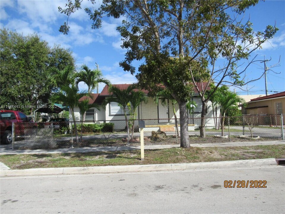 741 E 8th St in Hialeah, FL - Building Photo