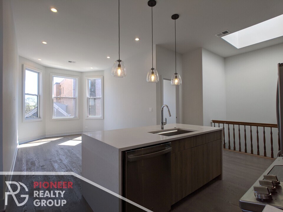 2121 W Belmont Ave in Chicago, IL - Building Photo