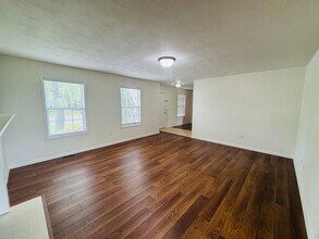 985 New Village Dr NW in Christiansburg, VA - Foto de edificio - Building Photo