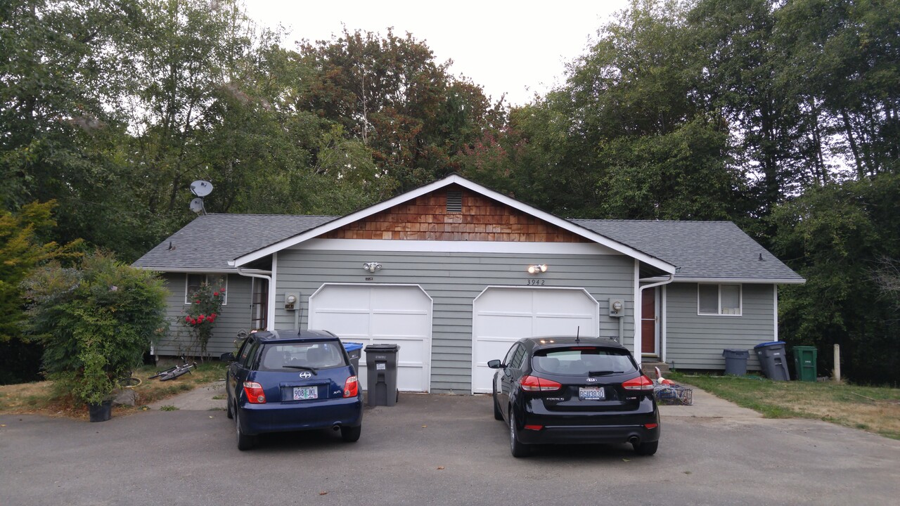 3942 Redemption Ave SE in Port Orchard, WA - Foto de edificio