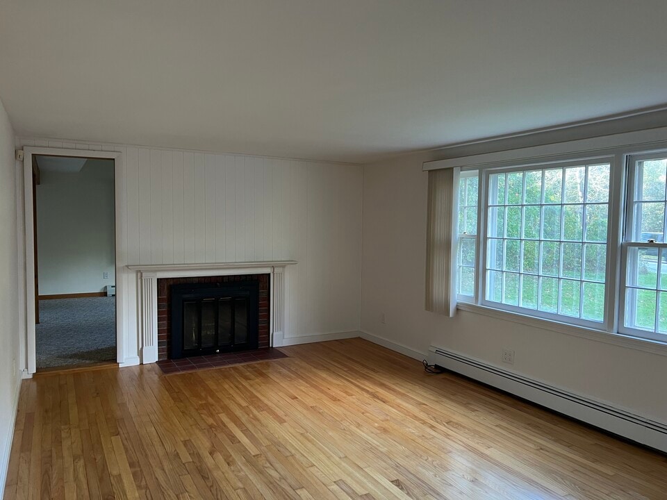 118 Putnam Rd, Unit 1st floor in Pomfret Center, CT - Building Photo