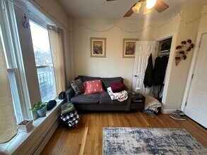 1056 Cambridge St, Unit 2F in Cambridge, MA - Foto de edificio - Building Photo