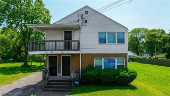 1369 Adelaide Ave SE, Unit 2 in Warren, OH - Building Photo