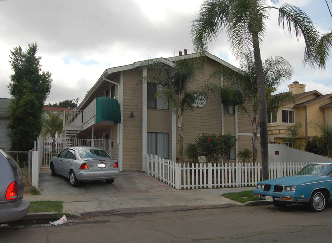 Chateaux Suzanne in San Diego, CA - Foto de edificio - Building Photo