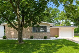 1635 Trotterway Dr in Florissant, MO - Building Photo