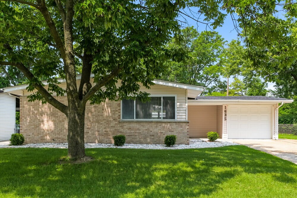1635 Trotterway Dr in Florissant, MO - Building Photo