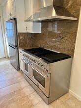 1085 Amoroso Pl in Venice, CA - Building Photo - Building Photo