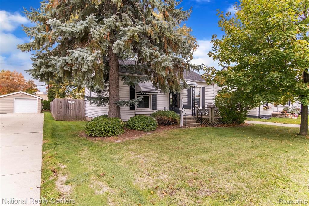 21371 Hillcrest St in Clinton Township, MI - Building Photo