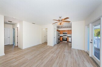 251 Pompano Dr SE, Unit D in St. Petersburg, FL - Foto de edificio - Building Photo