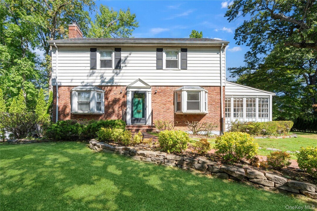 149 Wooleys Ln in Great Neck, NY - Building Photo