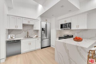 5561 1/2 El Canon Ave in Los Angeles, CA - Building Photo