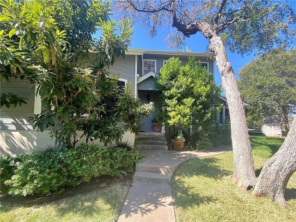 1811 W 39th St in Austin, TX - Building Photo