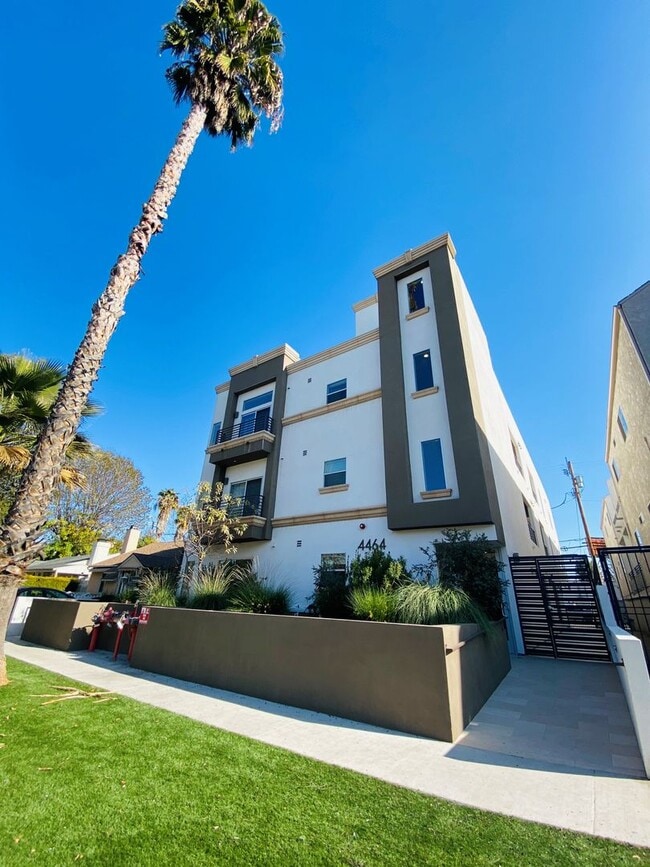 property at 4464 Vista Del Monte Ave