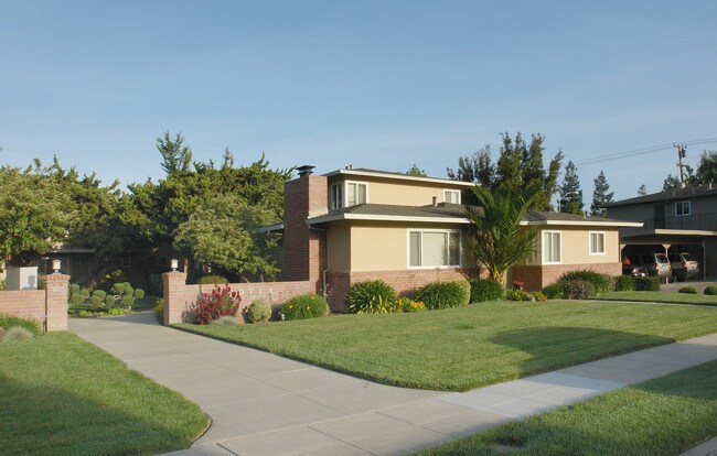 Dover Apartments in Campbell, CA - Foto de edificio - Building Photo