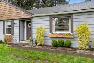 5824 Hillcrest Dr SW in Tacoma, WA - Foto de edificio - Building Photo