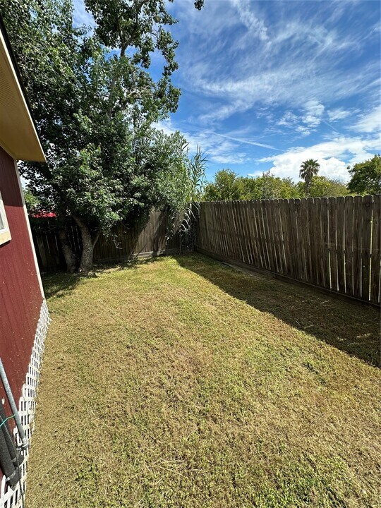 2349 Avenue D in Dickinson, TX - Building Photo