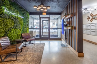 Oakdale Terrace - 525 W Oakdale Ave in Chicago, IL - Foto de edificio - Lobby